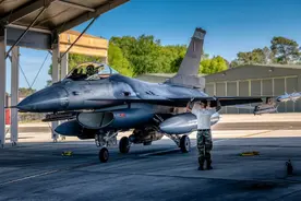 最新F-16战斗机：实战战绩70比0，能不能全面压制歼二十战斗机？图片