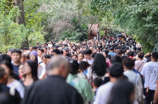 国庆首日接待游客近七万人次！黔灵山公园人气火爆
