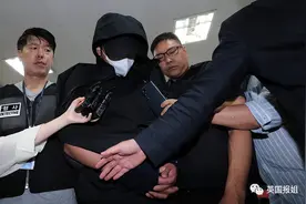 韩男子空中打开飞机舱门想跳机！导致9人昏迷，网友却骂空姐没用图片