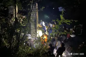 贵州石阡：挖掘机侧翻，驾驶员被困图片