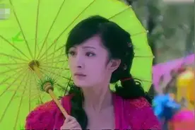 古装美女和油纸伞是绝配，杨幂关晓彤美出圈，刘诗诗美得像一幅画图片