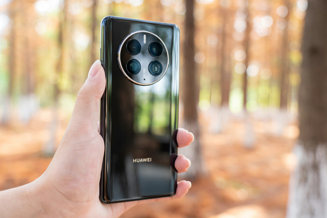 今年生日,老婆悄悄订了一台华为mate50 pro手机,赶在国庆前送给了我.