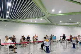 市民：车站纳凉舒服 成都地铁：安排！图片