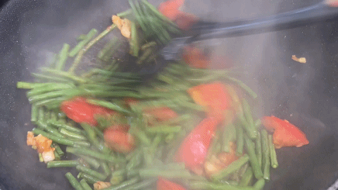 炒豆角的家常吃法，加西红柿简单炒一炒，咸香可口，开胃又下饭