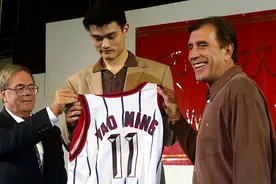 姚明当选状元20周年！美媒刷屏向他致敬 火箭官方：多美好的旅程图片