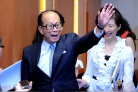 96岁李嘉诚想活过110岁，陪女友参加养生座谈会，会上无聊频走神图片