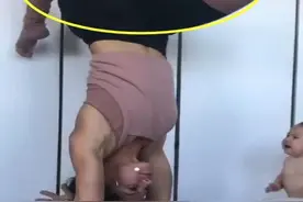 妈妈正在头倒立练瑜伽，孩子靠近闹事，网友：太可爱了图片