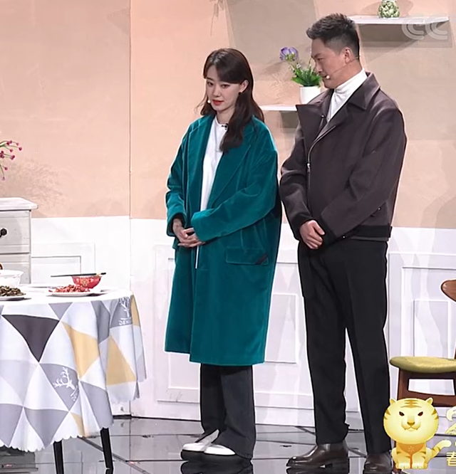 贾玲小品口碑差强人意,全是谐音梗,张小斐湖绿色外套意外火了