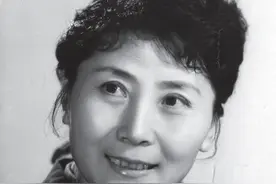 她是《永不消逝的电波》中的何兰芬，曾三穿军装，两进八一，差点改行当飞行员，90年跌宕人生如戏般波折传奇图片