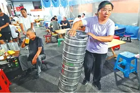 泉城里的“快递”扎啤夫妻档图片
