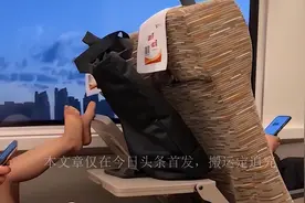 “我可不惯你”男子扛40斤水出电梯，竟被熊孩子绊一脚图片