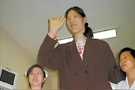 世界第一女巨人：身高2.36米，穿78码大鞋，一顿能吃六碗炒面图片