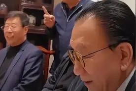 侯耀华办77岁寿宴闹乌龙，被宾客认成已故哥哥，当场黑脸氛围吓人图片