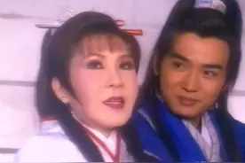 明明年纪一大把，还要强装一枝花，这些中年扮嫩的女星，脸不红吗图片