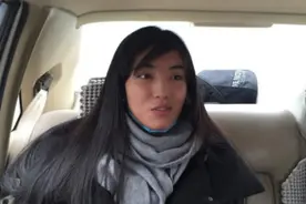2016年，女孩瞒着爸妈寻12年前的养父，相见时哭成泪人，为他养老图片