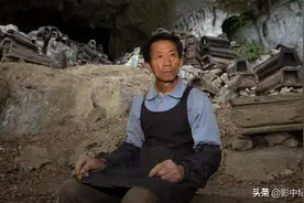 白天在工地打工，晚上到棺材洞守567具棺材睡觉，几十年风雨无阻图片