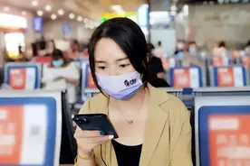 江苏：女孩每天坐高铁去上海上班，双城通勤花费1000元，网友热议图片