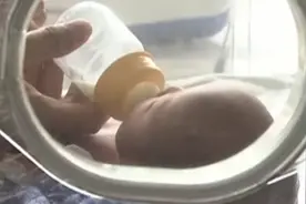 2020年上海女子家中产下男婴，扔邻居家门口继续上班，称压力太大图片