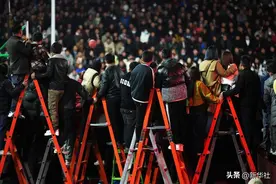 燃爆全场！“村BA”雨中酣战图片