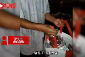 摊主送拾废品老人易拉罐，老人主动收拾烧烤摊，摊主：他说你敬我一尺我敬你一丈图片