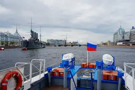 俄罗斯·圣彼得堡：乘船游览涅瓦河，看两岸宏伟的建筑群图片