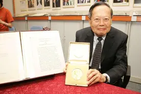 杨振宁有多牛：一个公式统治世界，一个建议价值1400亿图片