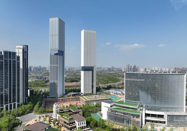 为什么一些外地年轻人，户口虽迁到成都，却迟迟不在成都买房？
