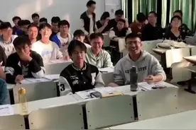 一大学老师机智推出“反向签到”，到了的别签到，签了的就是没到，网友：老师也会玩“套路”图片