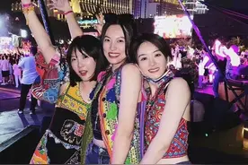 赵丽颖新剧杀青与闺蜜出游，两人相识于微时，十多年的友谊太珍贵图片