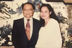 52岁金庸爱上16岁女招待员，要和妻子离婚，妻子：必须绝育图片