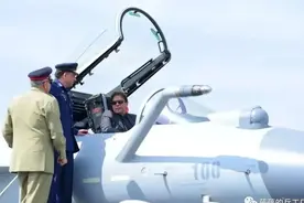 歼-10CE战斗机在巴基斯坦正式服役，第15中队眼镜蛇中队鸟枪换炮图片