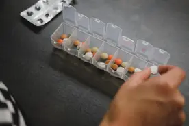 爸爸高烧吃掉家里唯一退烧药，被妻子和孩子一起指责，究竟谁凉薄图片
