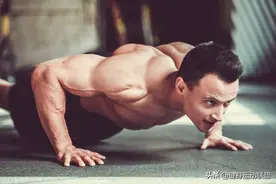 男人强不强，一个简单动作就能测出来，你及格吗？图片