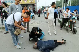 版本升级！你以为不扶老人就没事了？错，老人还可以来扶你！图片