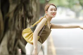 小个子少穿九分裤，今年试试“拖地裤”，显高显腿长，拯救小短腿图片