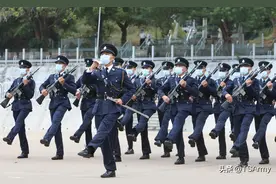 如今的香港警察都配啥枪？他们和以往的形象不同图片