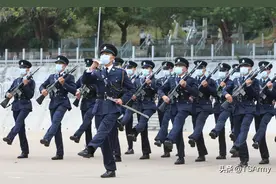 如今的香港警察都配啥枪？他们和以往的形象不同图片