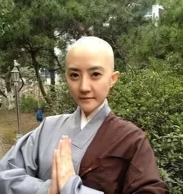 搔首弄姿，与游客寻欢作乐五台山美貌“尼姑”为何能如此放肆?
