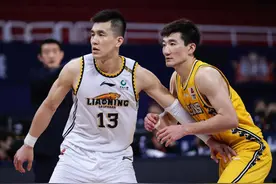 10中2，郭艾伦末节被弃用！赛后扭头就走，自己打丢MVP不怪别人了图片
