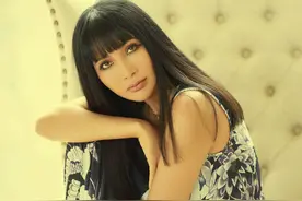 张咪前夫近照曝光！打扮时尚仍显冻龄，现任端庄大方一家相处融洽图片