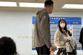 韩德君现身大连二院，漂亮妻子陪同，身高太抢眼，儿子有望接班图片