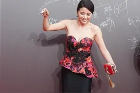 颜丙燕穿衣好高调，抹胸鱼尾裙秀“贵族”身材，50岁风韵犹存图片