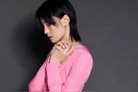 终于get到周笔畅的美！穿“液体裙”小露蛮腰，气场全开真霸气图片