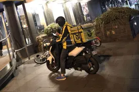 出国打工啥体验？我，澳洲打工5年，剪树枝、送外卖，累但能赚钱图片