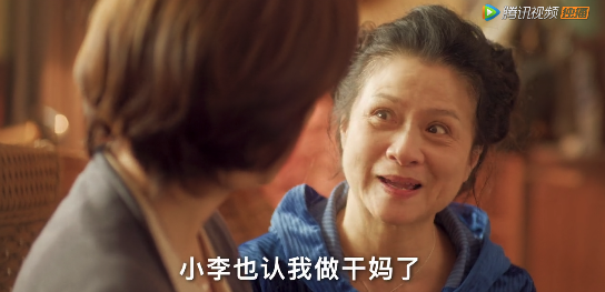 “玉兔精”演大妈，跟年轻小伙抢篮球场，广场舞比赛穿奥特曼战服