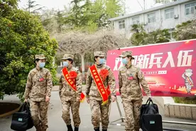 发射架下的强军风采 | 姐弟同袍，他们同一批入伍来到同一个部队图片