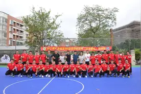 少年中国｜语数英老师都能教足球！小学校长带着18位同事考取教练证图片