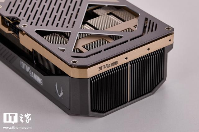 索泰RTX 5090 D v2 24GB SOLID OC显卡图赏：棱角风性能“硬汉”