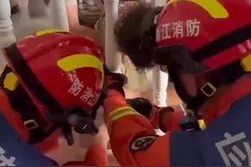 浙江丽水 小奶娃贪玩好奇把头钻进楼梯护栏被卡，家长施救无果无奈报警求助图片