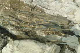 河南洛河河床惊现奇特地貌图片